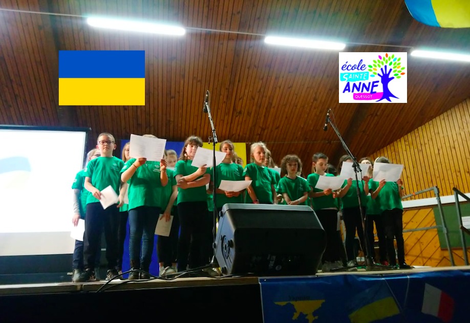 Les élèves chantent pour l’Ukraine.