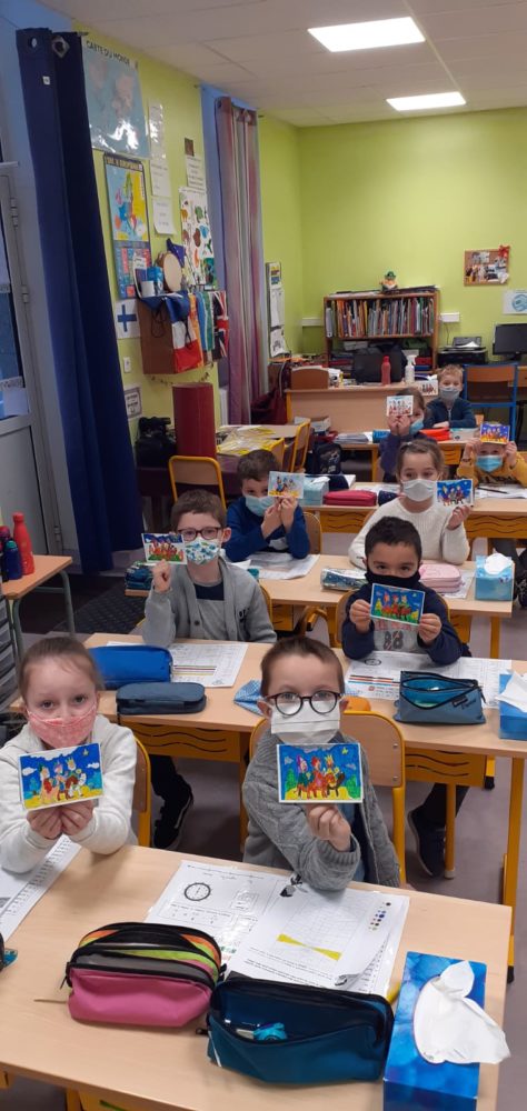 Petits cadeaux entre classes partenaires.