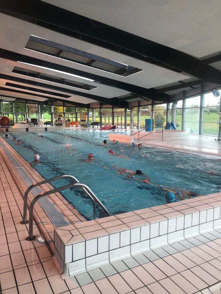 Les CM à la piscine.